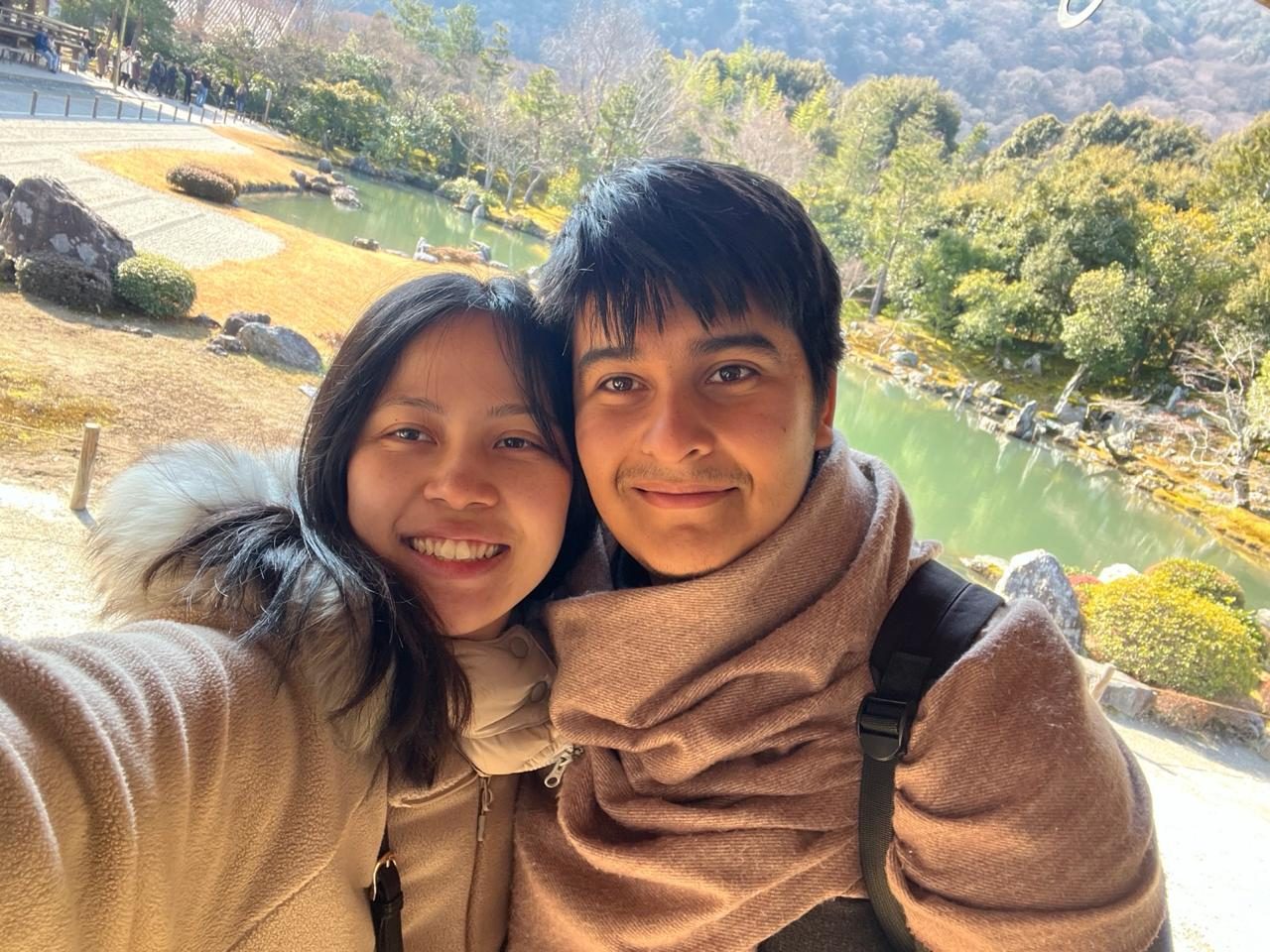 Jorge y Mizuho en un jardín japonés